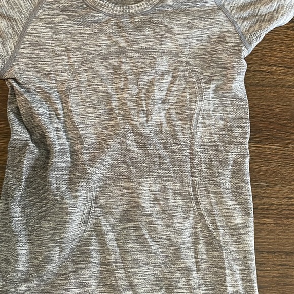 Lululemon grey athletic t-shirt - Picture 2 of 3